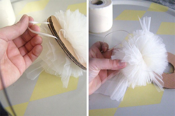 DIY pompons en tulle pour déco romantique