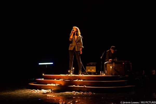 Comédienne chante théâtre